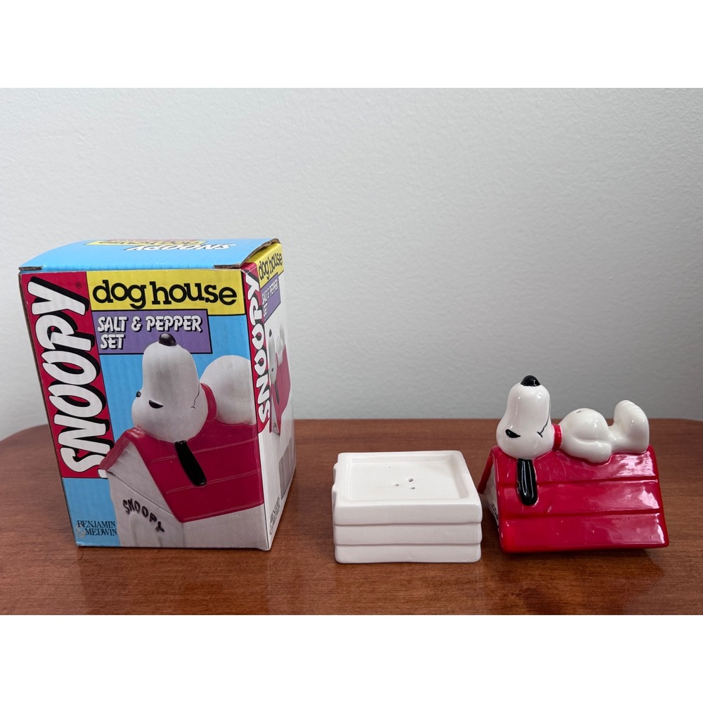 Snoopy Dog House Salt & Pepper Shaker Set Peanuts Vintage Boxed